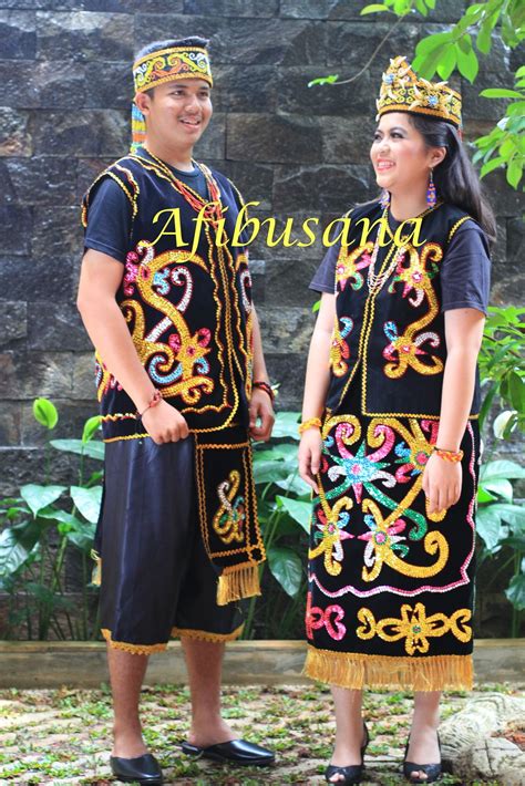 baju adat dayak modern  Selain itu, warna-warna cerah seperti merah, hijau, biru, kuning dan hitam juga menjadi ciri khas dari baju adat ini